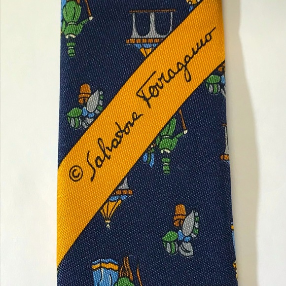 All silk designer luxury Salvatore Ferragamo tie - Picture 6 of 8